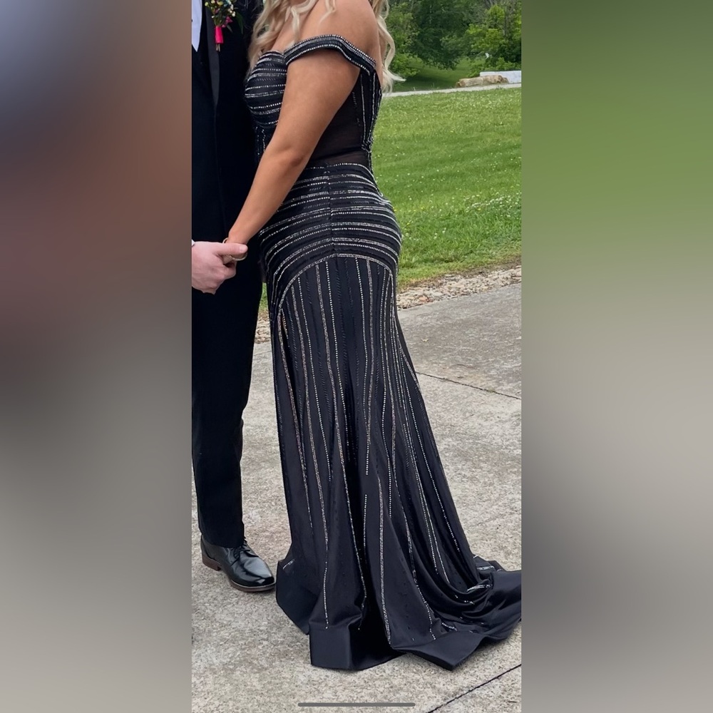 Ellie Wilde Elegant Black Gown with Silver Accents - Picture 7 of 16